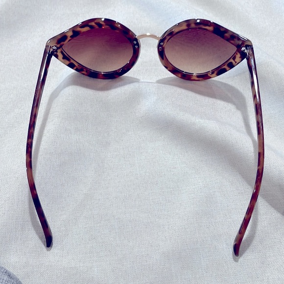 Mark by Avon Unusual Animal Print Cat Eye Women's Sunglasses and Pouch - Picture 5 of 7